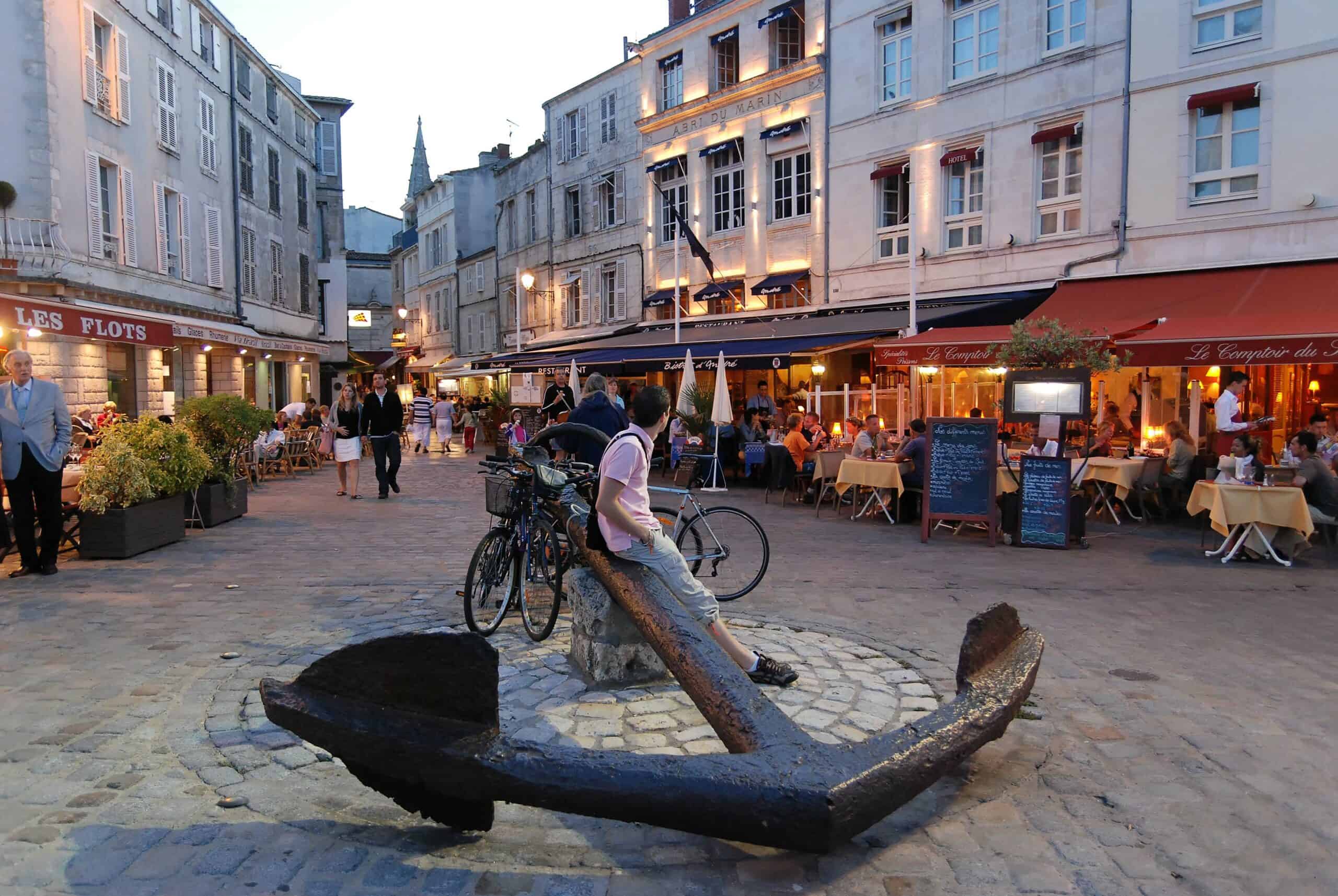 Terrasses_de_la_place_de_la_Chaine_29177© Francis GIRAUDON ; Office de Tourisme La Rochelle