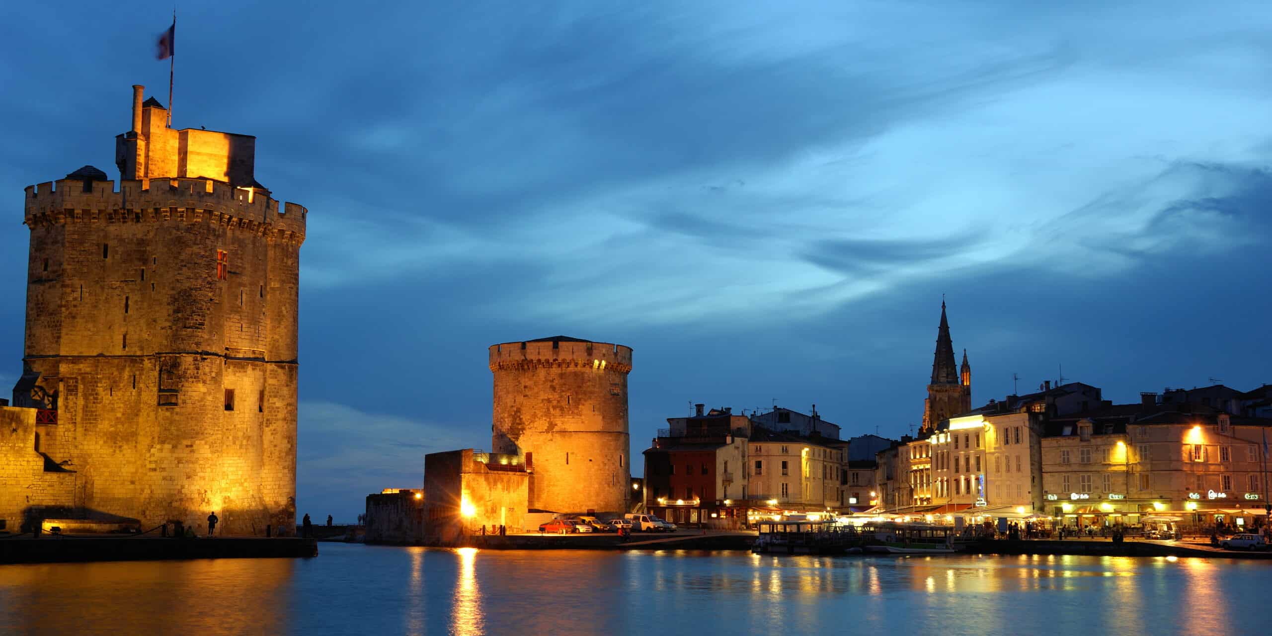 Panorama de la Rochelle la nuit.©_Prod._Numerik_stock.adobe.com